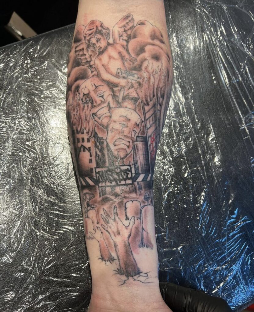 Stinging Bee Tattoostudio Miltenberg - Engel kämpfen gegen Untote in einer Stadt - Tättowierung auf dem Arm