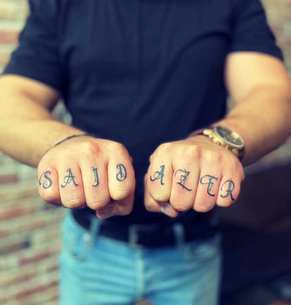 Stinging Bee Tattoostudio Miltenberg - Buchstaben - Tättowierung auf den Fingern beider Hände