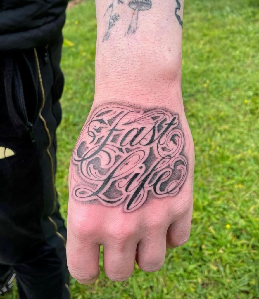 Stinging Bee Tattoostudio Miltenberg - Fast Life - Schrift - Tättowierung auf dem Handrücken