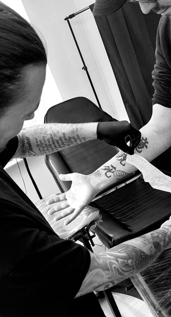 Stinging Bee Tattoostudio Miltenberg - Tattoo Artist Lucy beim tättowieren